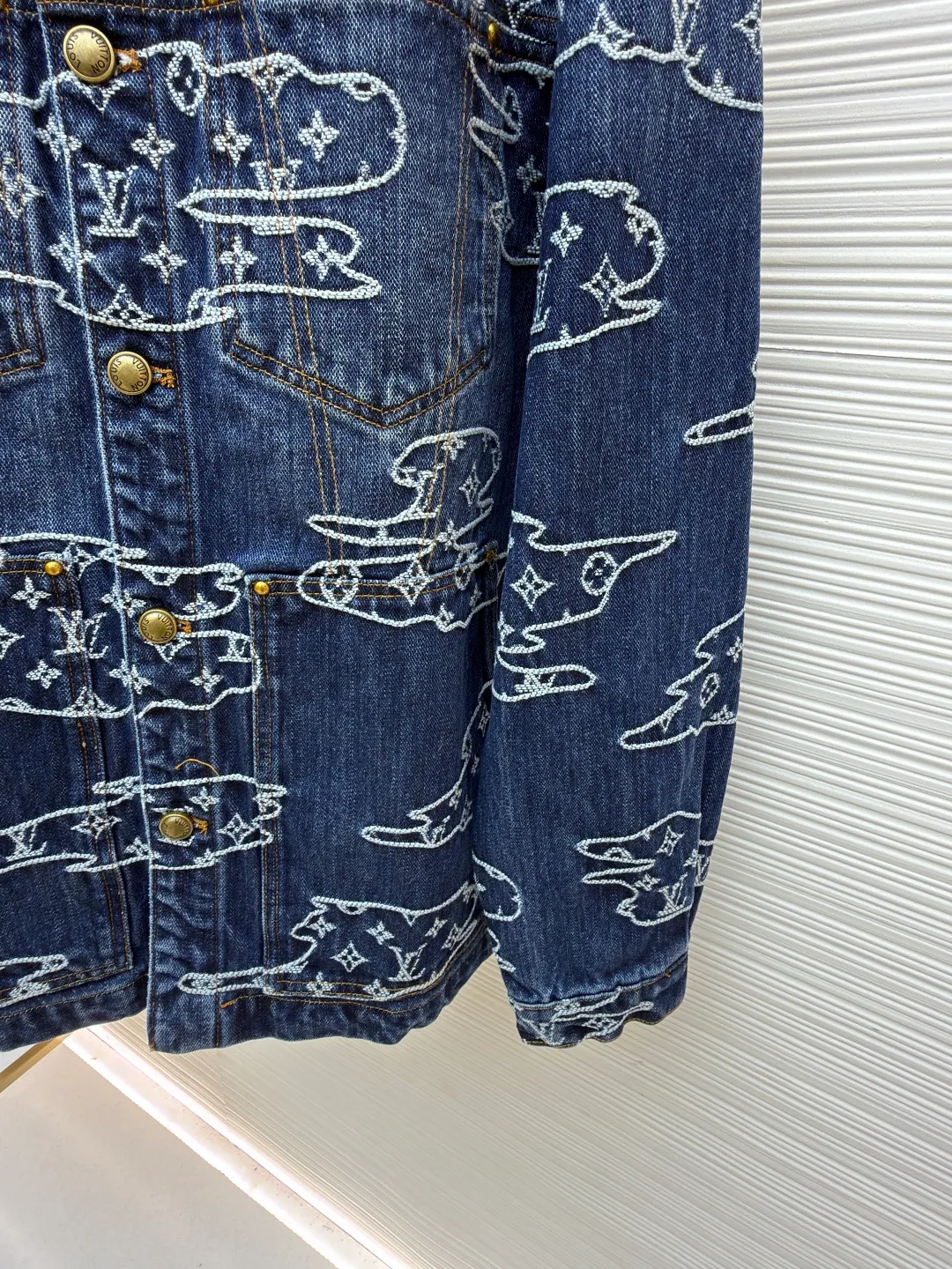 LOUIS VUITTON Cloud jacquard patchwork denim jacket ●Original version: purchased and developed in 19989 ●Item number: 1682135-B70 ●Fabric: denim fabric ●Technology: jacquard production ●Color: blue ●Version: fitted version ●Weight: about 1345 grams ●Size: 46-48-50-52 ●Description: Made of 100% indigo washed denim, the Monogram logo is woven into the moire pattern through jacquard technology, giving it a retro and aged texture. The trousers are made of multiple pieces of fabric using hand-stitching techniques, and the edges of the cloud-like shape are reinforced with pearlescent rivets. It not only retains the five-pocket structure of work jeans, but also embellishes the back waist details with a nubuck Mini Damier label. The front is closed with pearl-textured buttons and zippers, and the fully lined design improves wearing comfort. The whole piece is sewn in an Italian workshop, combining retro aesthetics with luxurious craftsmanship details. The overall wiring is straight and delicate, the fabric is comfortable and soft, and the color is consistent without color difference. It can be matched with the same style to create a fashionable look and control various occasions. Customized accessories, complete with three standards, same style for men and women!